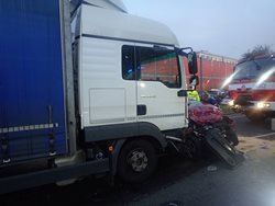Tragická dopravní nehoda nákladního a osobního automobilu v Napajedlích.