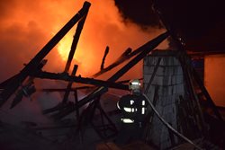 Plameny spolykaly stodolu a ohrožovaly i okolní objekty