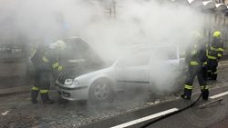 Sníh, led, nízké teploty a zamrzlé auto. Nejčastější příčinou vzniku požárů v zimě je technická závada na elektroinstalaci
