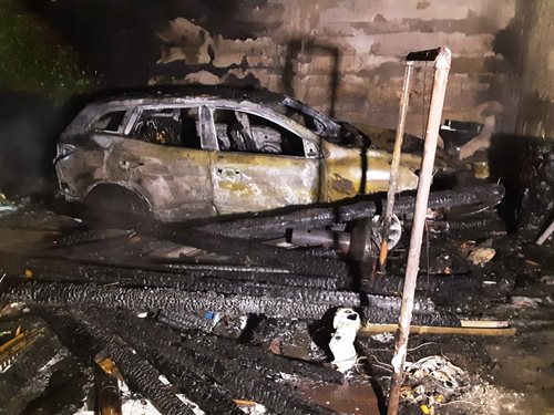 Noční požár zničil garáž i zaparkované auto