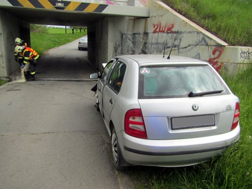 Při nárazu vozidla do podjezdu se zranila řidička.