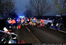 Pražští a středočeští hasiči zasahovali u nehody autobusu u Horoměřic. Zraněno bylo 48 cestujících včetně dětí.Tři lidé nepřežili