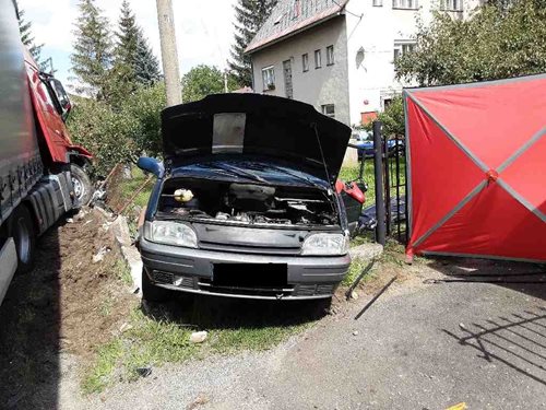 Hasiči vyprostili zraněného řidiče, zasahovali u dalších dvou tragických nehod v kraji