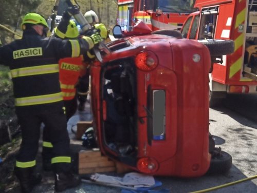 Vážná nehoda obrátila auto na bok a bojovalo se o život