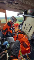 Zraněného muže transportovali z nepřístupného terénu letečtí záchraná