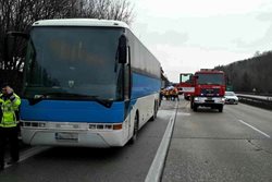 Na dálnici u Popůvek hořel autobus