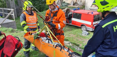 Taktické cvičení záchrana zraněných lidí z věže zříceniny