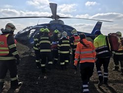 K dopravní nehodě u Vrbčan na Kolínsku  letěly dva vrtulníky