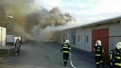 V Hranicích požár v lakovně dnes po poledni zaměstnal deset jednotek hasičů