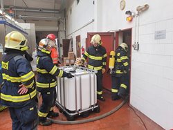 Hasiči zasahovali u úniku čpavku