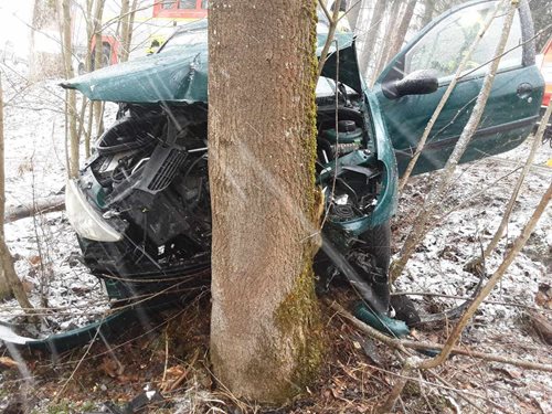 U nehody zasahovaly tři jednotky hasičů