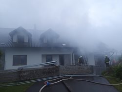 Požár domu v Červené Vodě likvidovalo šest jednotek