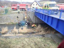 Hasiči vyprošťovali zraněného z auta v potoce ve Městě Albrechticích