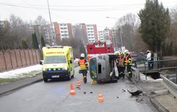 Převrácené vozidlo blokovalo část komunikace