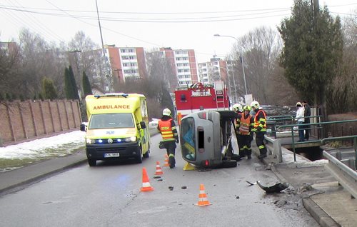 Převrácené vozidlo blokovalo část komunikace