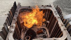 V Praze 8 unikal hořící plyn z potrubí ve výkopu