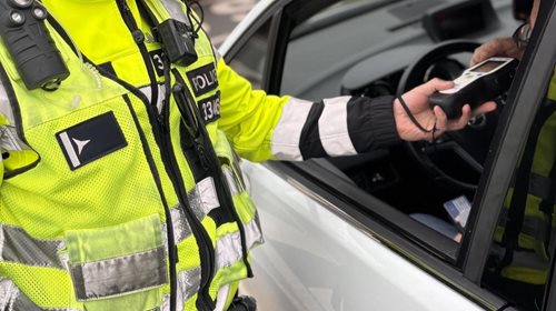 Chtěl přelstít policisty. Prozradily ho obyčejné pantofle