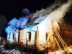 Požár rodinného domku na Krnovsku od cigarety zraněného majitele