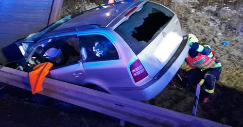 Zaklíněná osoba po nehodě osobního vozu vyžádala zásah hasičů