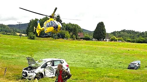 Patnáct nehod, požár traktoru i záchrana zvířat. Prodloužený víkend zaměstnal hasiče naplno