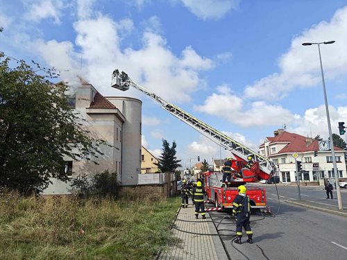V Řepích zasahují hasiči u požáru bytu, evakuovali desítky lidí