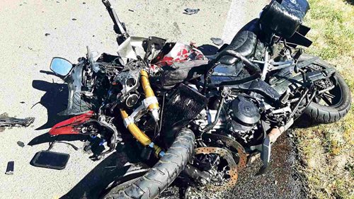 Tragická nehoda motocyklu a auta. Řidič zemřel, jeho spolujezdkyně utrpěla těžká zranění