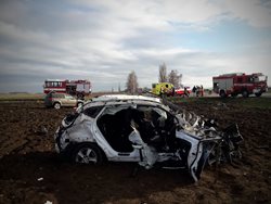 Na Kolínsku se čelně střetla dvě osobní vozidla