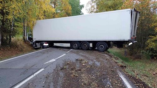 Kamion zablokoval celou silnici. Hasiči museli přečerpat stovky litrů nafty
