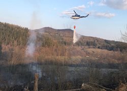U Žlutic hořel  lesní porost, který omezil provoz na železnici