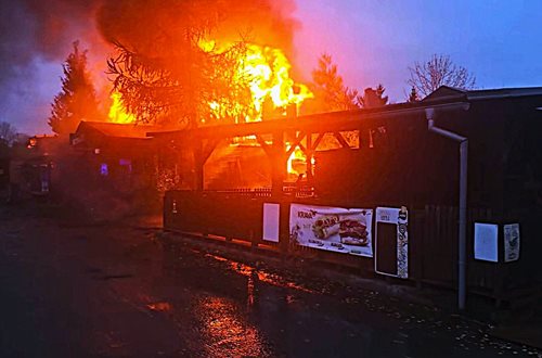 Požár v autokempu zničil budovu a způsobil škody za statisíce