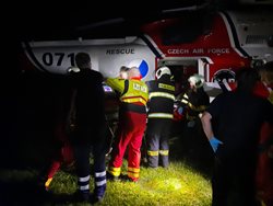 V Chýnově hasiči transportovali zraněného cyklistu do vrtulníku LZS
