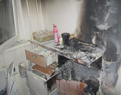 Požár v bytovém domě uhasil majitel bytu spolu se sousedem.