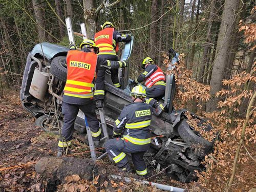 Převrácené auto uvěznilo zraněného řidiče
