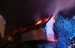 Při víkendovém požáru rodinného domu v Třebechovicích zahynula jedna osoba.