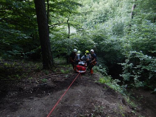 Hasiči pomohli s transportem pacienta