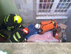 Hasiči zachránili muže po pádu do hloubky