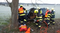 Po nárazu do stromu zůstal řidič ve voze zaklíněn