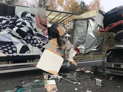 Nehoda čtyř kamionů zastavila provoz na dálnici D5 u Rudné