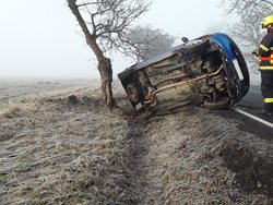 Při havárii osobního vozidla u Kožlí se zranila řidička a dítě