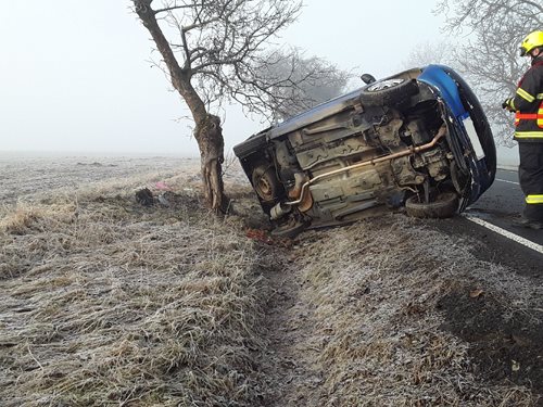 Při havárii osobního vozidla u Kožlí se zranila řidička a dítě