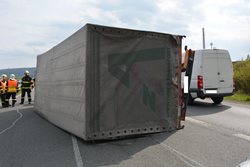 Na dálnici u Mladé Boleslavi se převrátilo nákladní auto