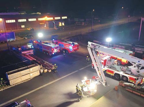 Požár výrobního objektu si vyžádal zásah devíti jednotek hasičů