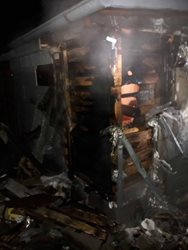 Požár chaty způsobil špatný prostup kouřovodu od kamen do komína skrz dřevěnou stěnu