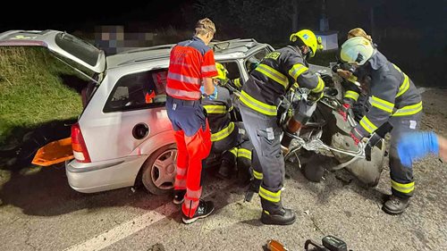 Vážná nehoda osobního auta. Jeden muž zůstal zaklíněný, další dva se zranili