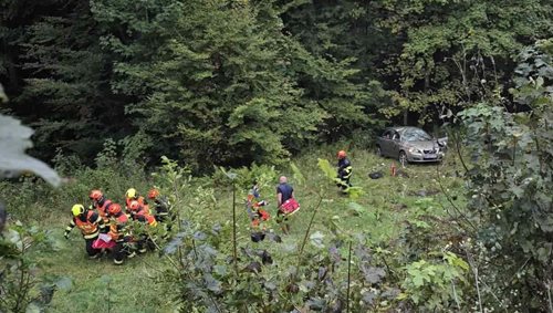 Dopravní drama: Auto sjelo mimo silnici, hasiči zachraňovali řidičku a malé dítě