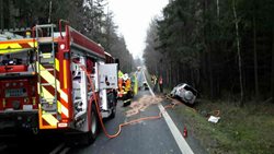 Při střetu dodávky, nakladače i osobního auta byly zraněny tři osoby