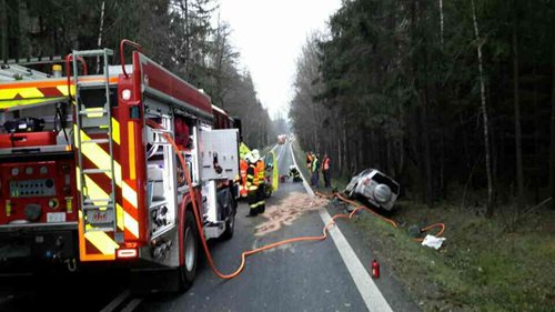Při střetu dodávky, nakladače i osobního auta byly zraněny tři osoby