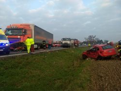 Tragická dopravní nehoda kamionu a osobního vozidla v Dobrušce