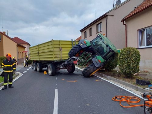 Hasiči v akci: Traktor se převrátil a zastavil provoz