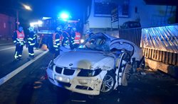 Osobní auto narazilo do zdi, pro řidiče letěl vrtulník